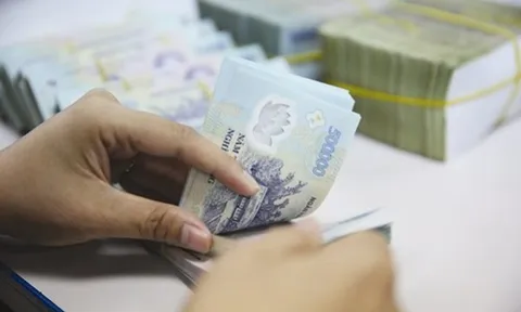 Bán giấy gom tiền buôn đất: Mập mờ dòng tiền, lấy đâu trả nợ?