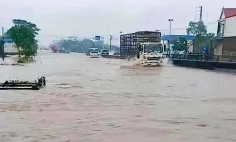 Nhiều nơi ở miền Trung ngập sâu, học sinh mắc kẹt do mưa lũ