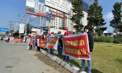 Hàng trăm khách hàng Dự án Roxana Plaza căng băng rôn đòi bàn giao căn hộ