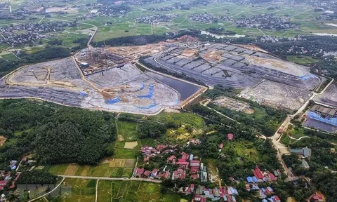 Hà Nội: Rác thải đi về đâu khi 2 bãi rác lớn nhất liên tiếp quá tải?