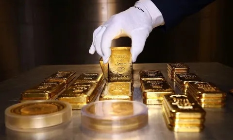 Giá vàng thế giới tụt dốc, trong nước tăng trước giờ Fed công bố quyết sách