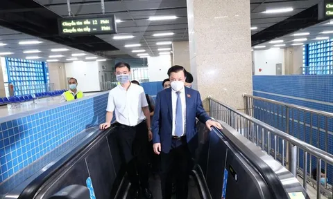 Người dân thích thú trải nghiệm đi tàu Cát Linh - Hà Đông, Bí thư Hà Nội là một trong số khách đầu tiên