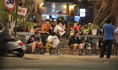 Chủ tịch TP.HCM: Đánh giá lại việc ăn uống tại chỗ