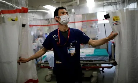 Số ca COVID-19 giảm nhanh do biến thể Delta 'tự tiêu diệt chính mình'?