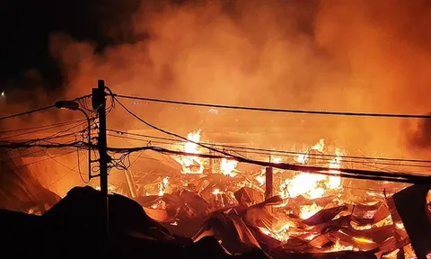 Hiện trường tan hoang sau vụ cháy 6 tiếng đồng hồ ở quận 12