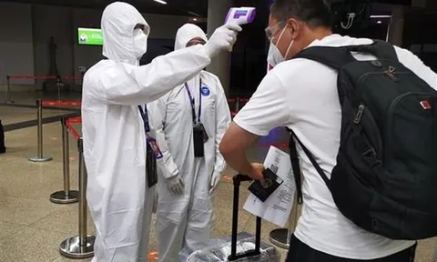 Lo ngại biến thể B.1.1.529, Israel, Anh cấm du khách các nước châu Phi