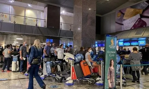 Lo sợ siêu biến chủng Omicron, du khách ồ ạt 'tháo chạy' khỏi Nam Phi