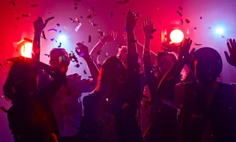 Những bữa tiệc siêu lây nhiễm quay trở lại