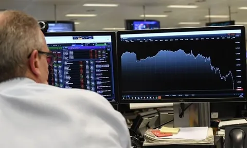 Lo sợ Omicron, nhà đầu tư Mỹ đổ xô sang quyền chọn để phòng hộ