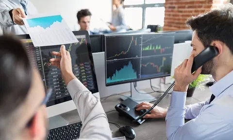 Khối ngoại bán ròng kỷ lục 2,5 tỷ USD trong 11 tháng