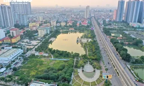 Cỏ mọc um tùm, rác thải ngập ngụa ở công viên gần 1.000 tỷ đồng giữa Thủ đô