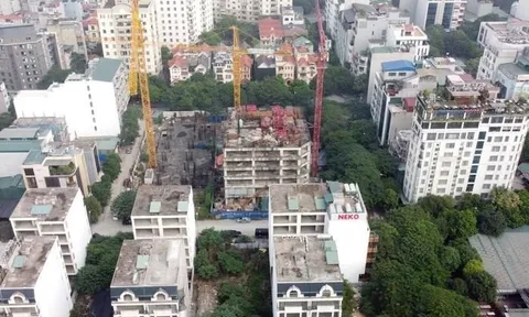 V.I.C Tower bỏ hoang, 'đất vàng' thành bãi rửa xe