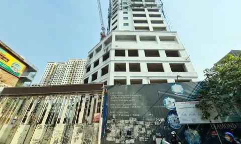 Cận cảnh cao ốc 16 tầng bỏ hoang, 'tử thần' treo trên đầu dân nhiều năm ở Hà Nội