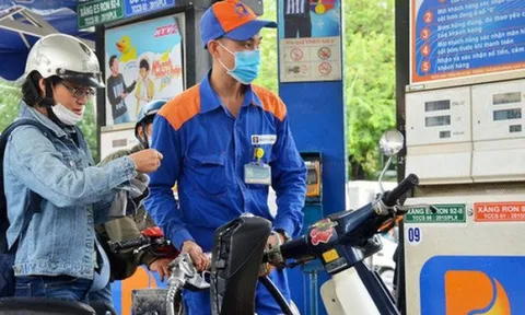 Giá xăng giảm mạnh nhất trong vòng 21 tháng