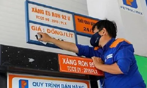 Vì sao giá xăng bất ngờ giảm mạnh, trái ngược với dự báo?