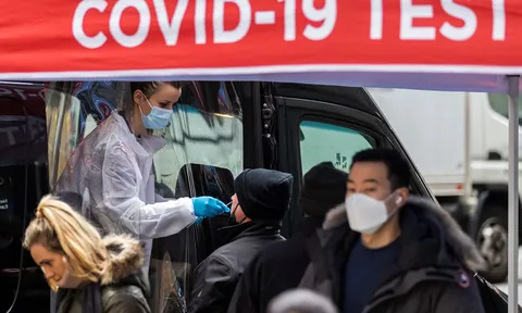 Biến thể Omicron đẩy thế giới vào vòng xoáy COVID-19 mới