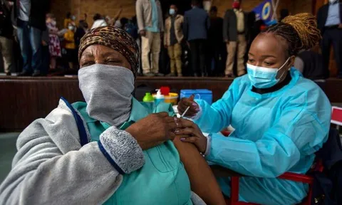 Đỉnh dịch ở Nam Phi làm dấy lên hy vọng về biến chủng Omicron