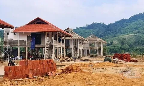 Soi hồ sơ công ty MaHao xây nhà trái phép bản du lịch Năng Cát
