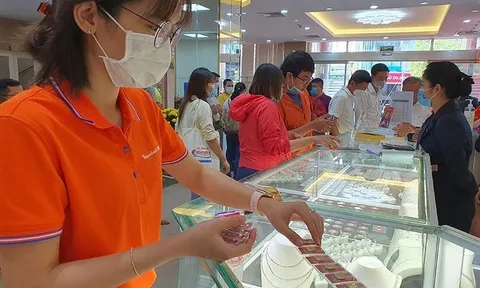 Bất thường giá vàng tại Việt Nam