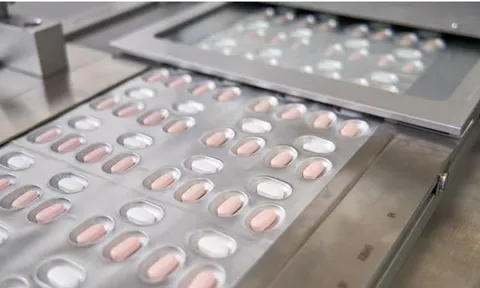 Hai loại thuốc trị COVID-19 của Pfizer và Merck có gì giống, khác?