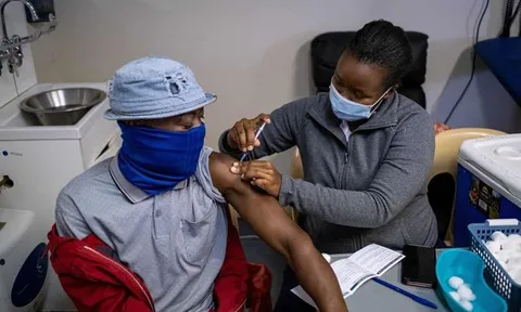 Omicron báo hiệu virus suy yếu và khả năng đạt miễn dịch cộng đồng?