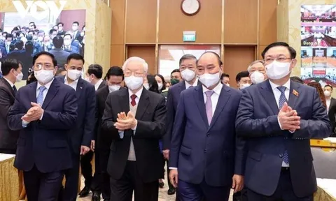 Dấu ấn Chính phủ năm 2021: Sóng dù cả, tay chèo vẫn vững