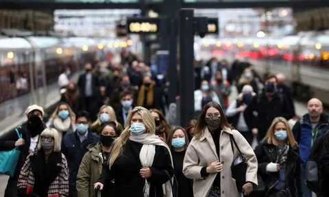 Biến thể Omicron bộc lộ khác biệt giữa Đông và Tây trong cách sống chung với COVID-19