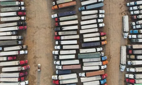 Nhóm người 'làm luật' cho xe qua cửa khẩu Lạng Sơn đối mặt khung hình phạt nào?