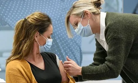 Châu Âu cảnh báo 'đại dịch kép', ca mắc mới ở Nga tăng vì Omicron