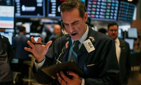 Giới đầu tư ồ ạt bắt đáy