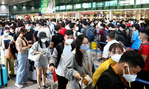 Sân bay, bến xe đông nghẹt người về quê ăn Tết