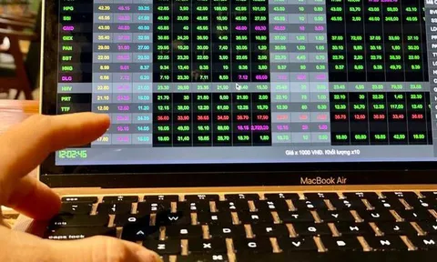 Chứng khoán Việt Nam xanh ngắt trong phiên 'mở hàng' năm mới