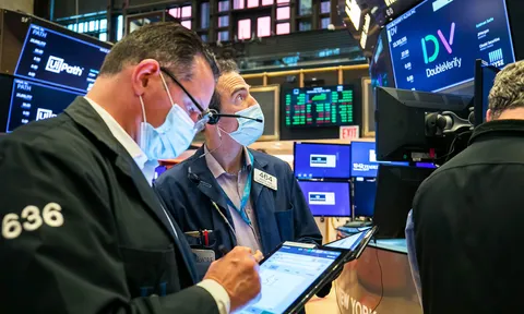 Chứng khoán Mỹ mất điểm vì cổ phiếu Facebook, giá dầu đi xuống, Bitcoin lên đỉnh 1 tháng