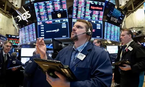 Chứng khoán Mỹ lao dốc sau báo cáo lạm phát cực nóng, giá dầu giằng co, Bitcoin giảm