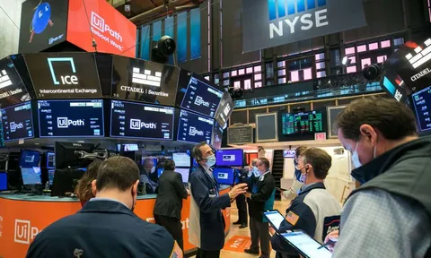 Căng thẳng Nga-Ukraine đẩy chứng khoán Mỹ tụt điểm, giá dầu vọt lên đỉnh mới