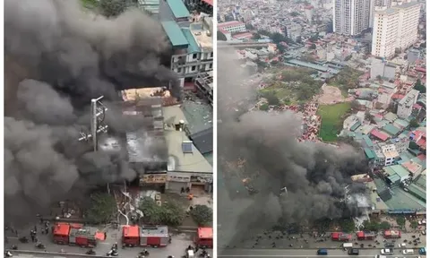 Sau tiếng nổ lớn khói lửa bốc lên dữ dội lan sang nhiều cửa hàng ở Hà Nội