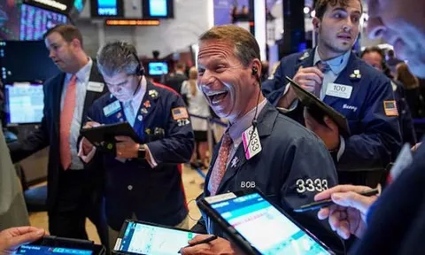 Chứng khoán Mỹ tăng mạnh trở lại nhờ tin Nga rút quân, giá dầu tụt khỏi đỉnh, Bitcoin tăng