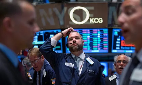 Dow Jones 'bay' hơn 600 điểm vì căng thẳng Nga-Ukraine leo thang trở lại, dầu hồi giá, Bitcoin lao dốc