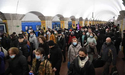 Nga không kích Kiev và đưa quân băng qua biên giới Ukraine