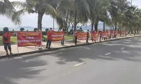 Khánh Hòa: Người mua biệt thự ở Movenpick Cam Ranh căng băng rôn yêu cầu chủ đầu tư Eurowindow bồi thường thiệt hại