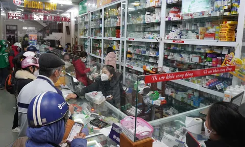 Số ca mắc Covid-19 tăng nhanh, thuốc và test nhanh 'cháy hàng'