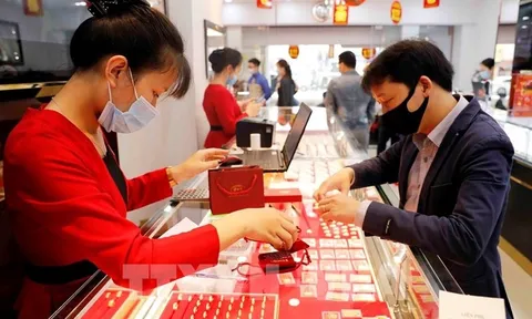 SJC tăng tới 74 triệu đồng/lượng, người dân xếp hàng giao dịch