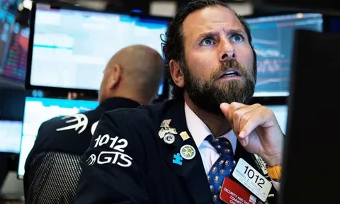 Dow Jones 'bốc hơi' gần 800 điểm, giá dầu neo trên 120 USD, Bitcoin đi xuống