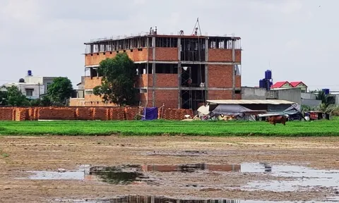 Long An: Từ chiêu trò xây dựng căn hộ mini sai phép đến bán nhà đồng sở hữu