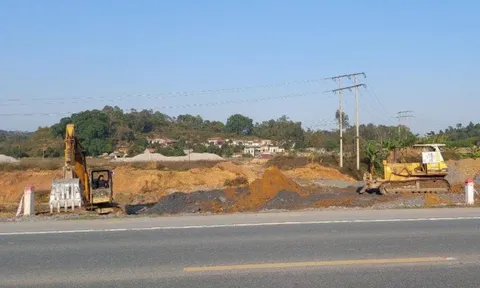 Dự án sân golf ngang nhiên thi công trái phép trong hành lang ATGT QL1A