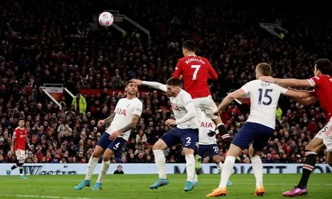 Màn trình diễn siêu đẳng giúp Ronaldo đi vào lịch sử bóng đá thế giới