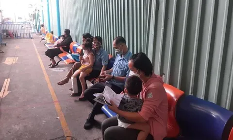 TPHCM: Trẻ nghi mắc COVID-19 đến khám đông nghịt các bệnh viện