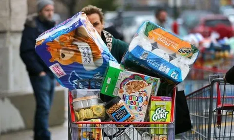 Người dân châu Âu lại hoảng loạn tích trữ đồ như thời Covid-19