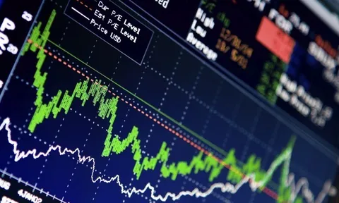 Tiền vào chứng khoán thấp nhất hai tháng