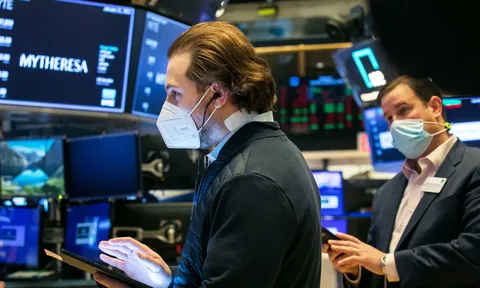 Dow Jones mất gần 450 điểm do giá dầu tăng vọt 5%